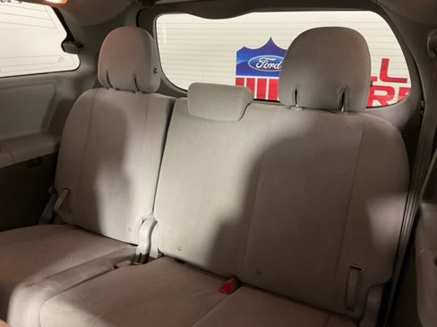 Used 2020 Toyota Sienna L image 17