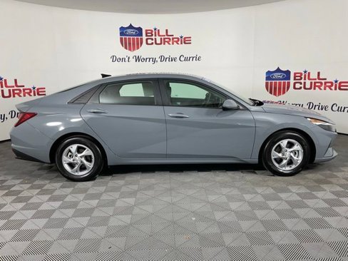Used 2021 Hyundai Elantra SE image 2