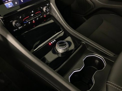 Used 2024 Jeep Grand Cherokee Laredo w/ Trailer Tow Package image 18