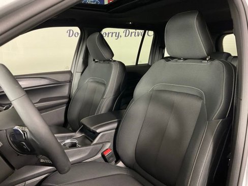 Used 2024 Jeep Grand Cherokee Laredo w/ Trailer Tow Package image 14