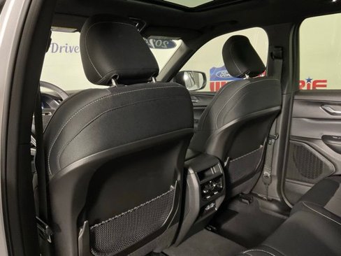 Used 2024 Jeep Grand Cherokee Laredo w/ Trailer Tow Package image 15