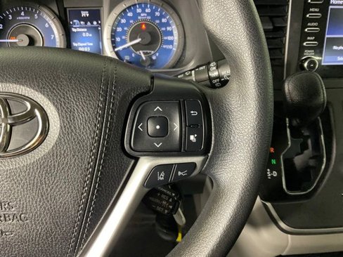 Used 2020 Toyota Sienna L image 25