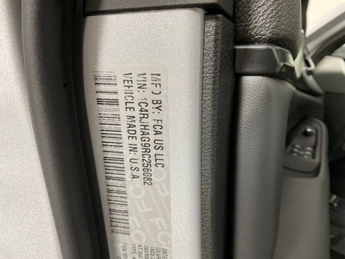 Used 2024 Jeep Grand Cherokee Laredo w/ Trailer Tow Package image 27