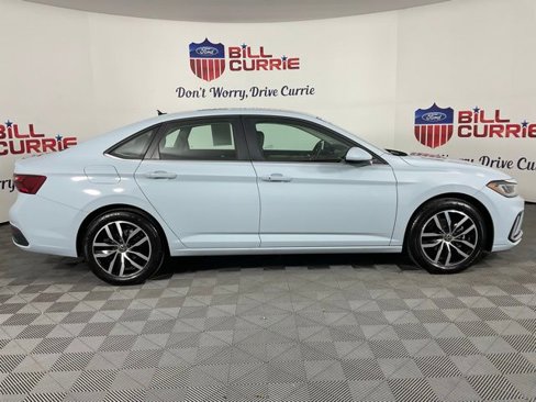 Used 2025 Volkswagen Jetta SE image 2