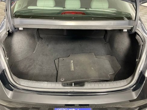 Used 2021 Hyundai Elantra Limited w/ Cargo Package image 10