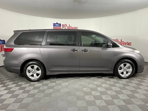 Used 2020 Toyota Sienna L image 2