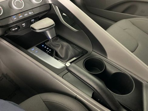 Used 2021 Hyundai Elantra SE image 17