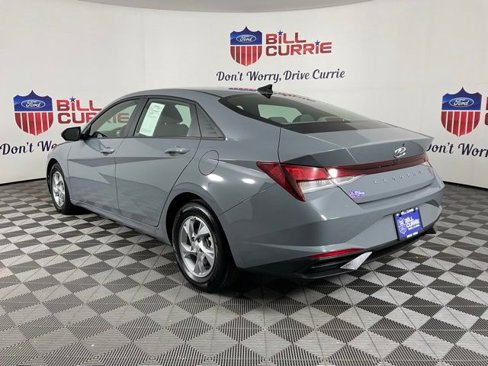 Used 2021 Hyundai Elantra SE image 4