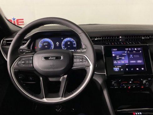 Used 2024 Jeep Grand Cherokee Laredo w/ Trailer Tow Package image 17