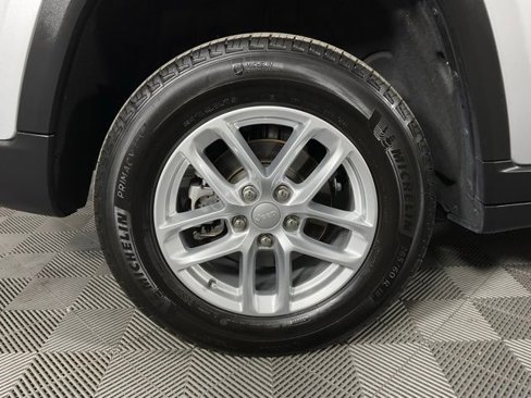 Used 2024 Jeep Grand Cherokee Laredo w/ Trailer Tow Package image 10