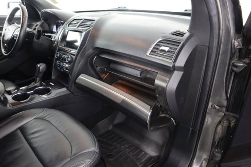 Certified 2018 Ford Explorer XLT w/ Equipment Group 202A image 40