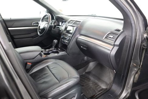 Certified 2018 Ford Explorer XLT w/ Equipment Group 202A image 39